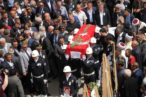 Oğlu Şehit Düşen Eski Vali Yardımcısı: Kahpe Kurşunlar Yürek Yakıyor