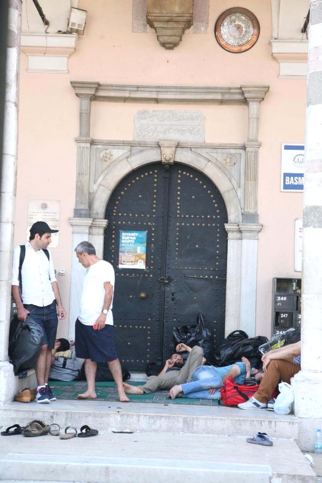 İzmir'deki Çorakkapı Camii Gariban Yatakhanesi Oldu