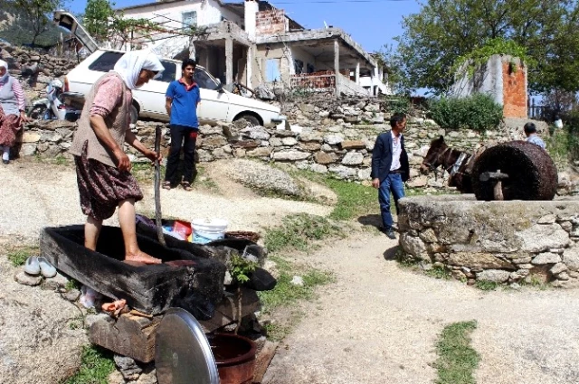 Teknolojiye Ayaklarıyla Direniyorlar