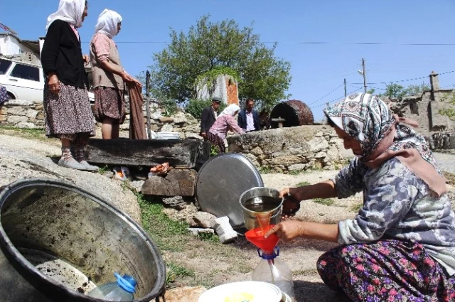 Teknolojiye Ayaklarıyla Direniyorlar