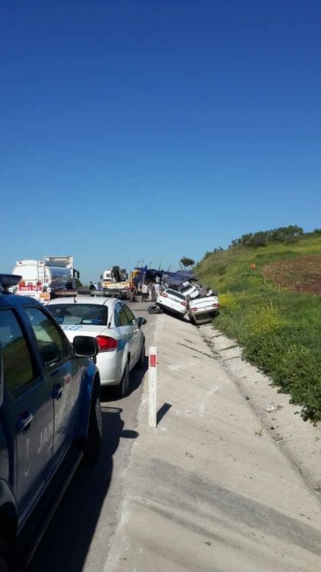 TIR Devrildi, Sıfır Kilometre Otomobiller Pert Oldu