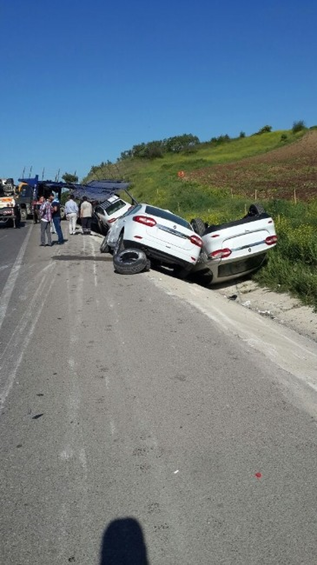 TIR Devrildi, Sıfır Kilometre Otomobiller Pert Oldu
