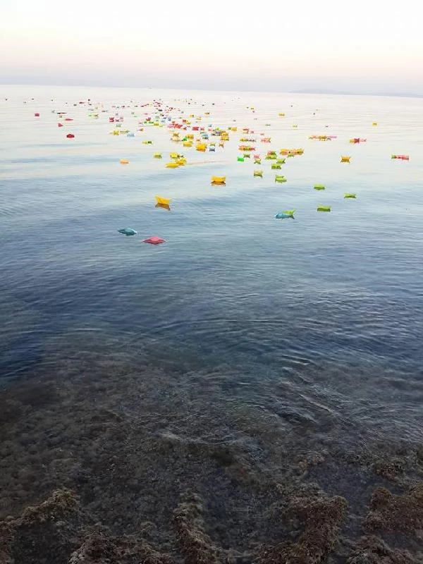 Hayatını Kaybeden Mülteci Çocuklar Anısına Ege Denizi'ne Renkli Kayıklar Bırakıldı