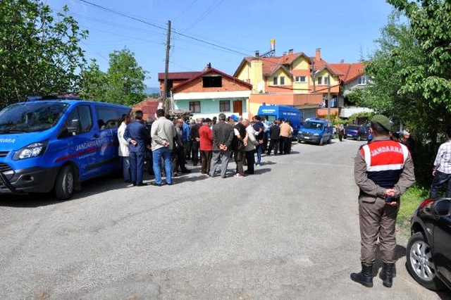 Kamyon Şoförü, Evinin Önünde Av Tüfeği ile Öldürüldü