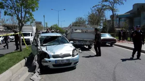 Seyyar Satıcıya Çarpmamak İçin Durdu! 3 Araç Birbirine Girdi