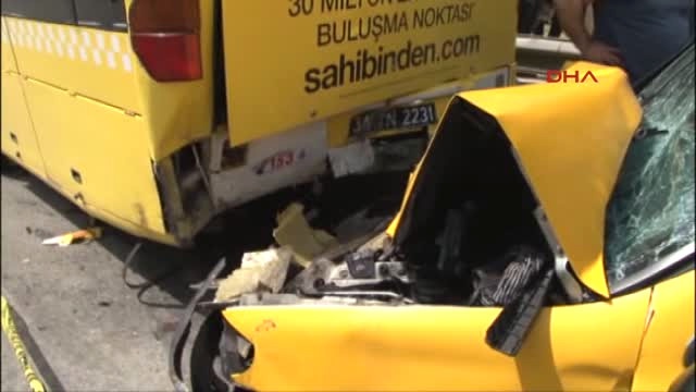 Taksinin İETT Otobüsüne Çarpma Anı Kamerada: 1 Ölü