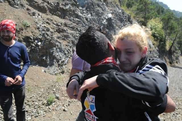 Evlilik Teklif Eden Genç, Sevgilisinin Yüreğini Ağzına Getirdi