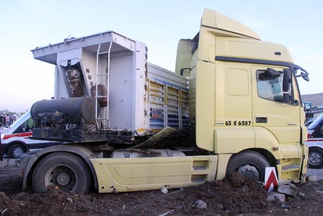 Freni Boşalan Kamyon 3 Araca Çarparak Durdu: 4 Yaralı