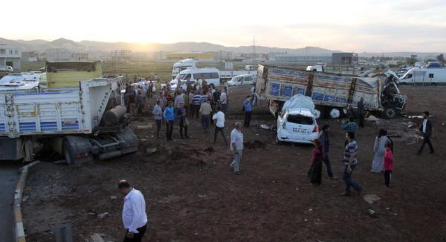 Freni Boşalan Kamyon 3 Araca Çarparak Durdu: 4 Yaralı