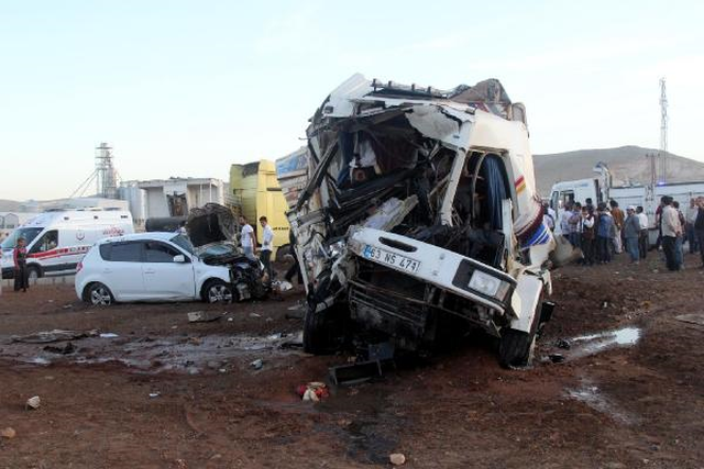 Freni Boşalan Kamyon 3 Araca Çarparak Durdu: 4 Yaralı