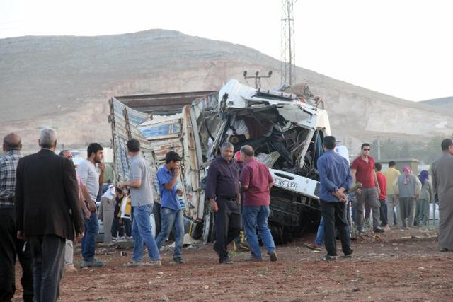 Freni Boşalan Kamyon 3 Araca Çarparak Durdu: 4 Yaralı