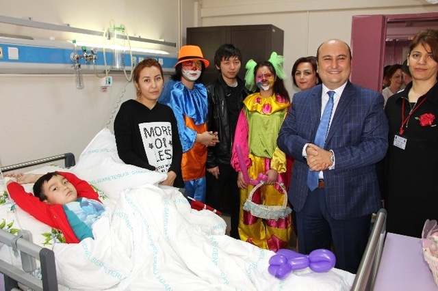 Hastanedeki Çocuklara '23 Nisan' Sürprizi