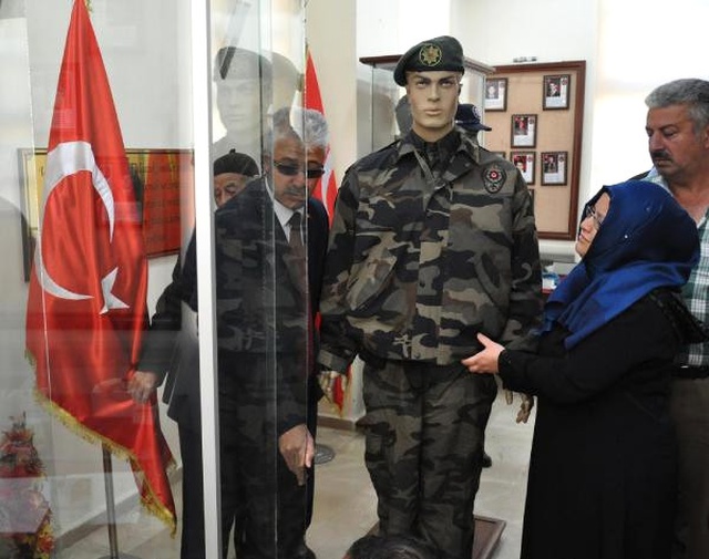Şehit Eşinin Eşyalarını Bağışladı! Gözyaşlarını Tutamadı