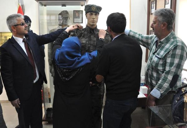 Şehit Eşinin Eşyalarını Bağışladı! Gözyaşlarını Tutamadı