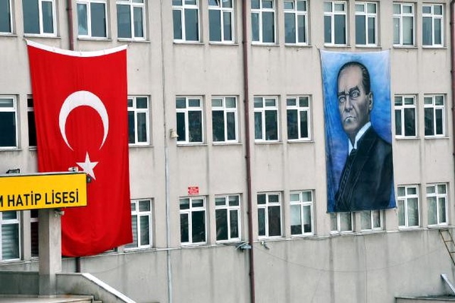 Okula Atatürk'e Benzemeyen Poster Asılmasına Bazı Vatandaşlar Tepki Gösterdi