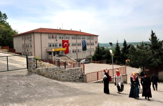 Okula Atatürk'e Benzemeyen Poster Asılmasına Bazı Vatandaşlar Tepki Gösterdi