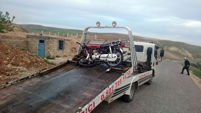 Motosiklet ile Otomobil Çarpıştı: 1 Ölü