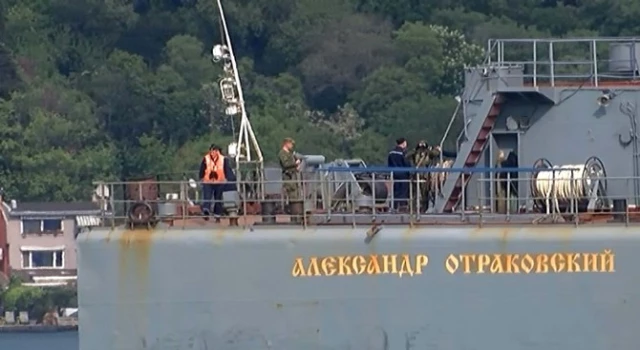 Rus Savaş Gemisi 'Türk Bayrağı' Dalgalandırarak Geçti