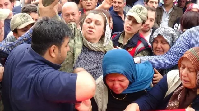 Şehit Annesi Oğlunu Parkasıyla Uğurladı: Senin Yerine Ben Savaşacağım