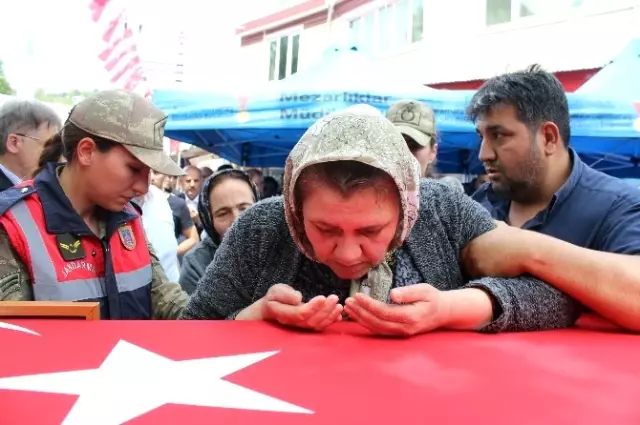Şehit Annesi Oğlunu Parkasıyla Uğurladı: Senin Yerine Ben Savaşacağım