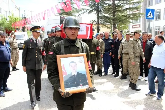 Şehit Annesi Oğlunu Parkasıyla Uğurladı: Senin Yerine Ben Savaşacağım
