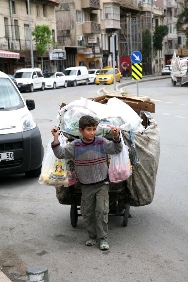 Suriyeli Çocuk Kendinden Ağır Çöp Arabasını Çekiyor