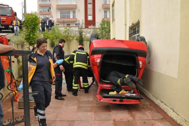 Apartman Yanına Düşen Otomobil Ters Döndü