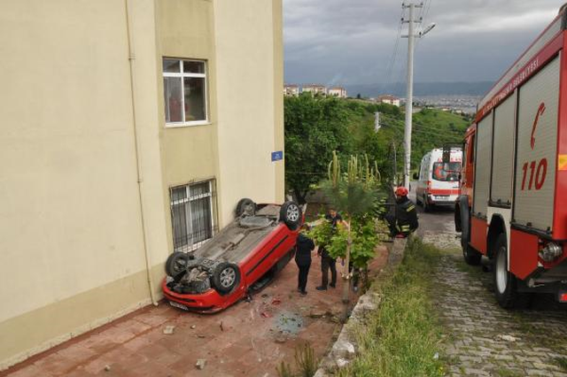 Apartman Yanına Düşen Otomobil Ters Döndü