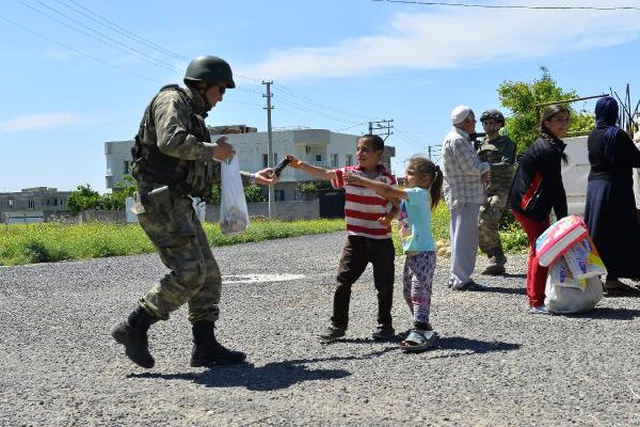 Askerler Kendilerine Gelen İkramları Vatandaşa Dağıttı