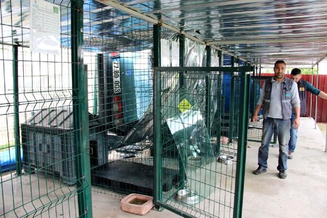 Sürücünün Kontrolünü Yitirdiği Otomobil Barınağın Çatısına Uçtu