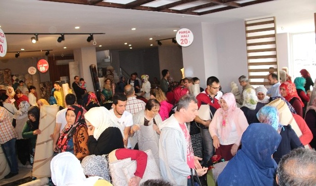 Sabah Kuyruk Oldular; Ucuzluk İçin Birbirlerini Ezdiler