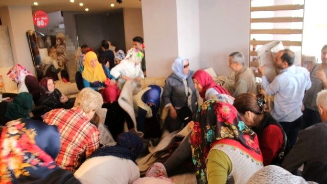 Sabah Kuyruk Oldular; Ucuzluk İçin Birbirlerini Ezdiler
