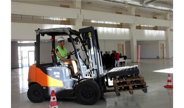 Azimli Kadınlar Forklift Sınavı İçin Ter Döktü