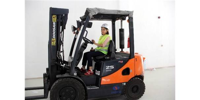 Azimli Kadınlar Forklift Sınavı İçin Ter Döktü