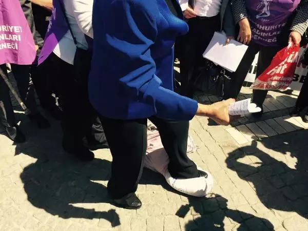 İzmir'de Kadınlar, Meclis Başkanı Kahraman'ın Maskotunu Parçaladı