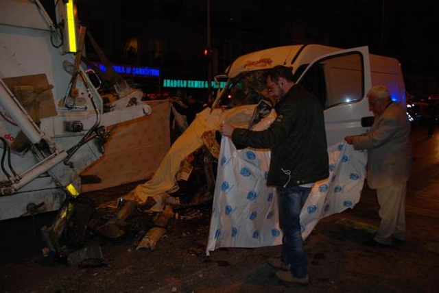 Minibüs Çöp Kamyonuna Çarptı: 2 Ölü