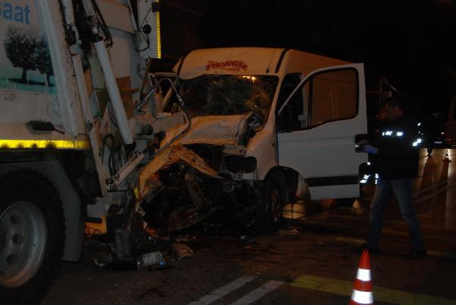 Minibüs Çöp Kamyonuna Çarptı: 2 Ölü