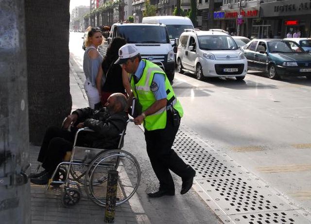Yardımsever Trafik Polisi Yaşlı Adamın İmdadına Yetişti