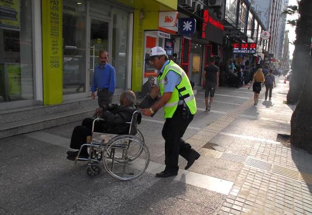 Yardımsever Trafik Polisi Yaşlı Adamın İmdadına Yetişti