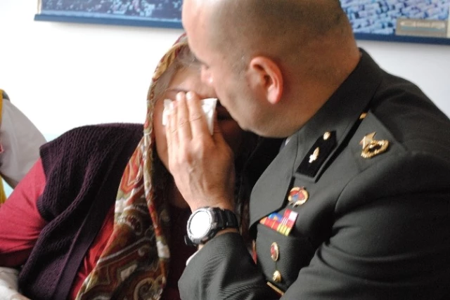 Acı Haberi Veren Binbaşı, Bayrağı Bizzat Astı; Gözyaşlarını Elleriyle Sildi