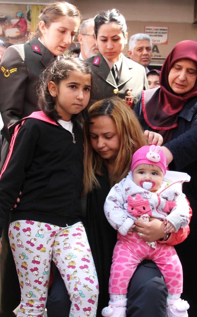 6 Aylık Şehit Kızından Babasına Son Dokunuş