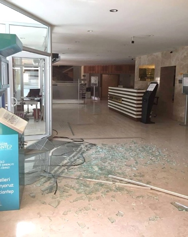 Gaziantep'teki Patlama, Büyükşehir Belediyesi Binasını da Sarstı