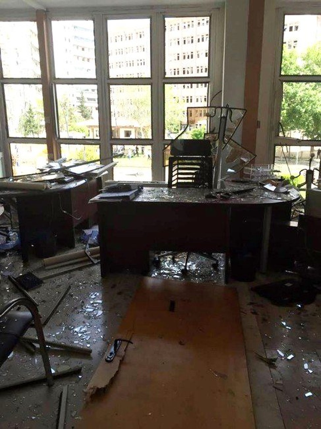 Gaziantep'teki Patlama, Büyükşehir Belediyesi Binasını da Sarstı