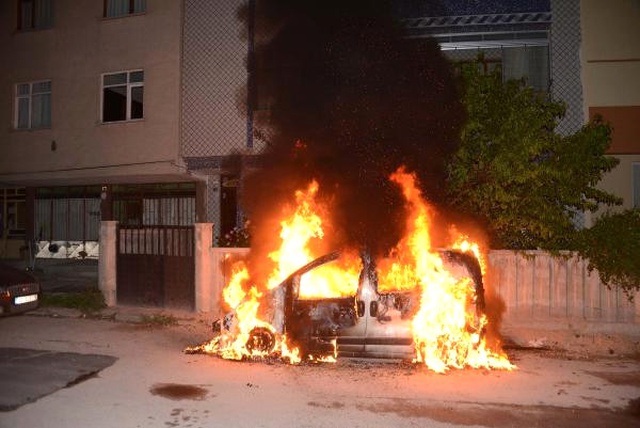 Park Halindeki Hafif Ticari Araç Alev Alev Yandı