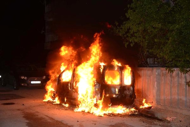 Park Halindeki Hafif Ticari Araç Alev Alev Yandı