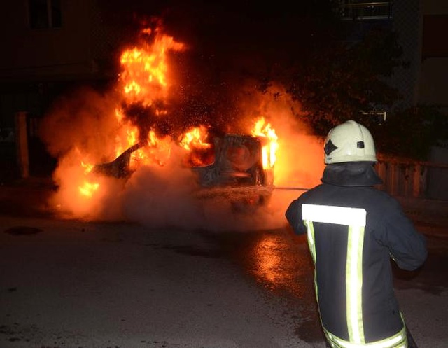 Park Halindeki Hafif Ticari Araç Alev Alev Yandı