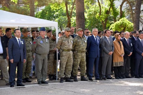 Dicle Şehidini, Yaralı Eşi ve 6 Yaşındaki Kızı Gözyaşlarıyla Uğurladı