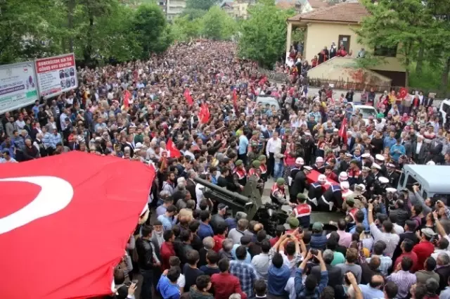 Gözü Yaşlı Reyhan, Abisini Asker Üniformasıyla Uğurladı