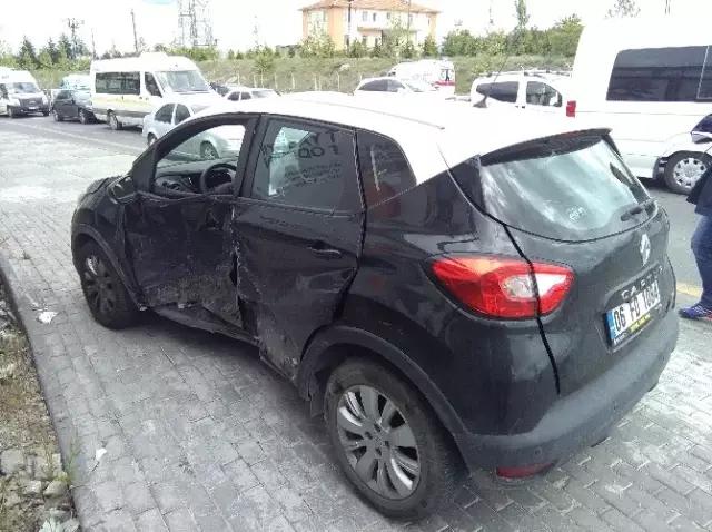 Kaza Yapan Otomobilden 10'u Çocuk 13 Kişi Çıktı