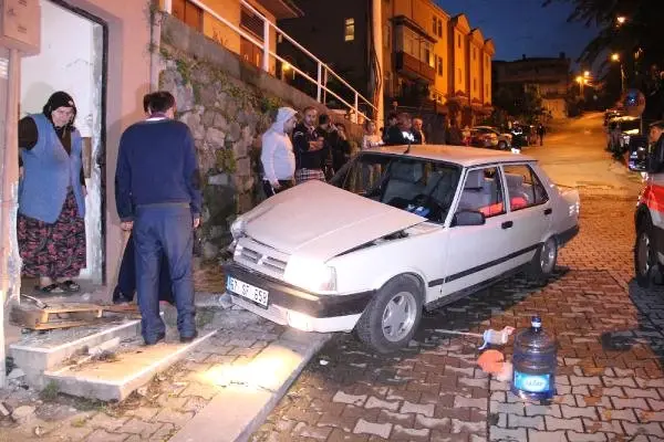 Kadın Sürücü Otomobille Çocukların Arasına Daldı: 3'ü Çocuk 5 Yaralı